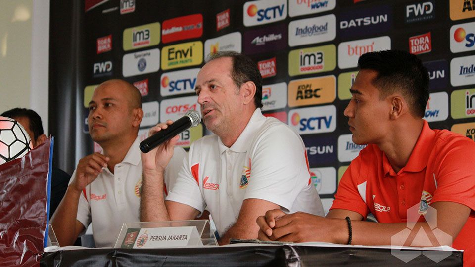 Paulo Camargo saat memberikan keterangan pers usai Persija bermain imbang melawan Persib. Copyright: &copy; INDOSPORT/indonesiansc